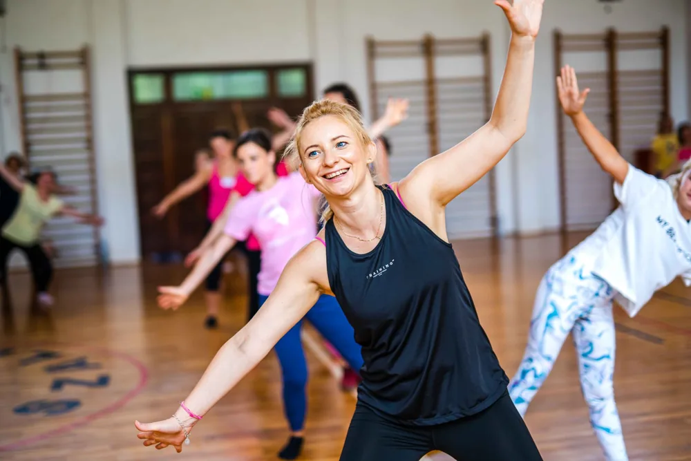 Uśmiechnięta uczestniczka warsztatów w ruchu