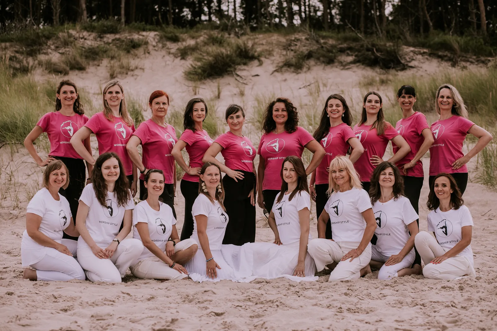 Uczestniczki i instruktorki Worship Style na plaży