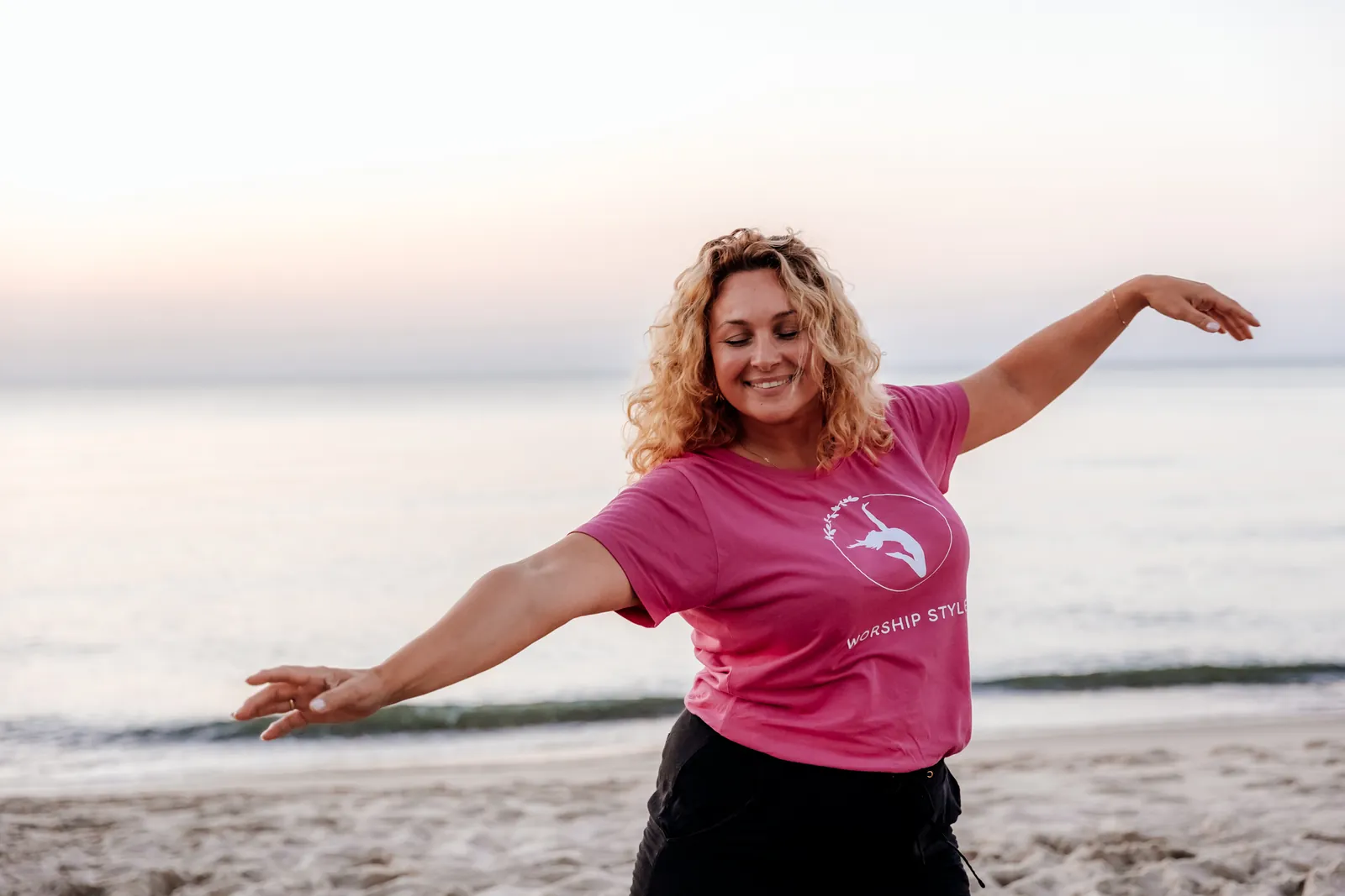 Uczestniczka Worship Style tańcząca na plaży
