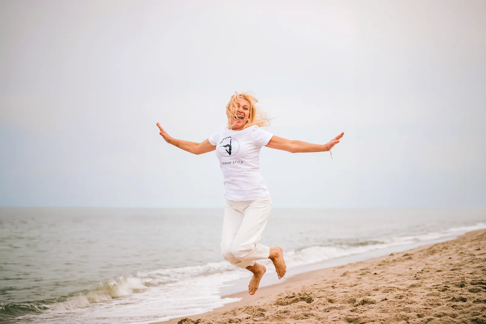 Uczestniczka Worship Style w skoku na plaży
